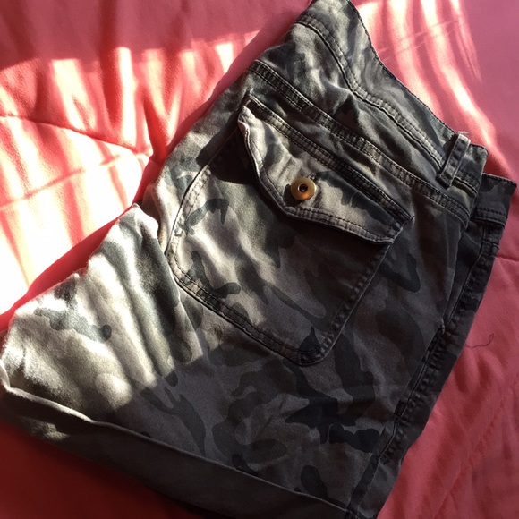 Green Camouflaged style summer shorts size 16 - Picture 5 of 5